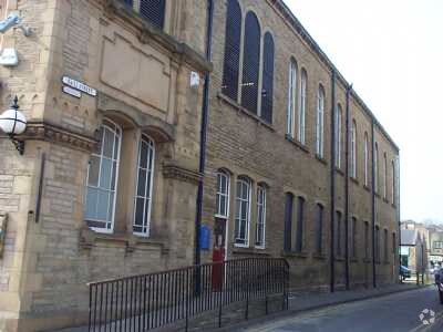 1 Hall St, Brighouse à louer - Photo du bâtiment - Image 2 de 3