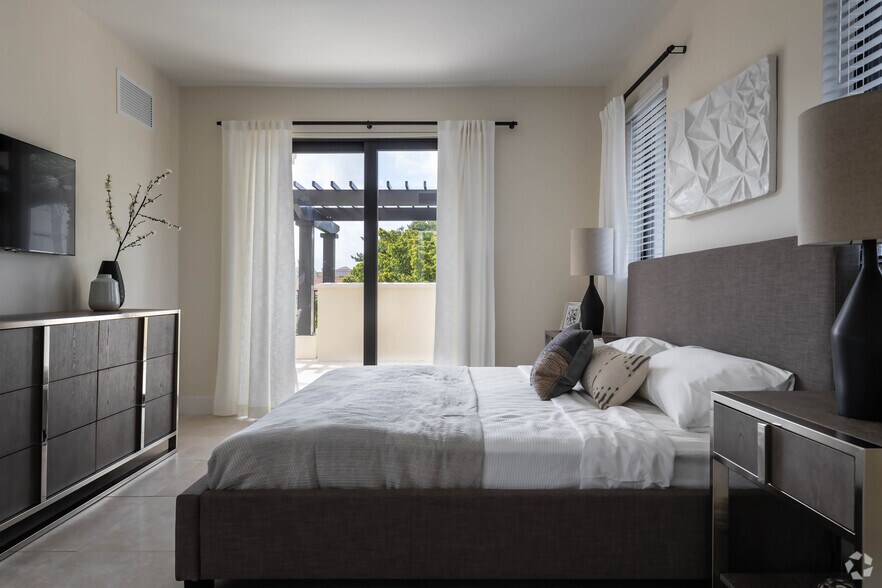 1091 Galiano St, Coral Gables, FL for sale - Interior Photo - Image 2 of 44