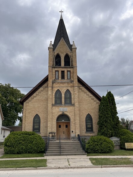 118 Oak St, Neenah, WI for sale - Building Photo - Image 1 of 3