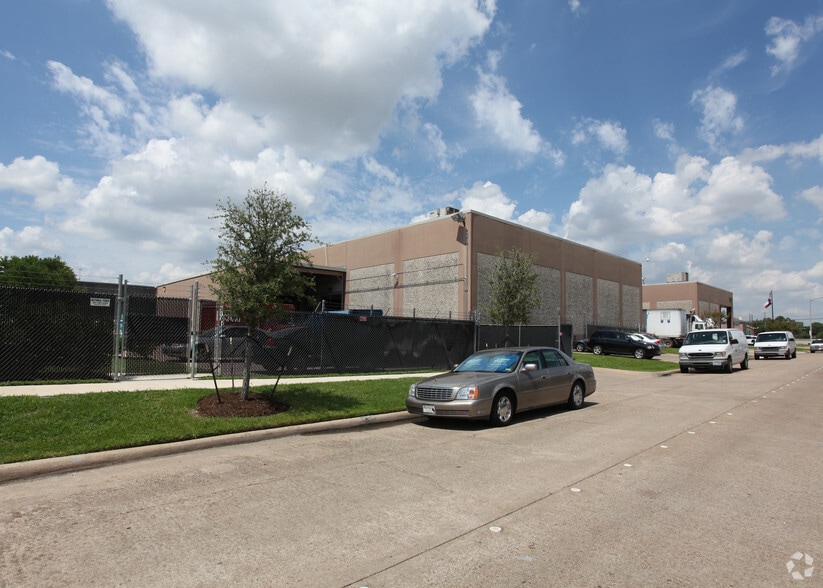 7702 Parnell St, Houston, TX for lease - Building Photo - Image 2 of 15