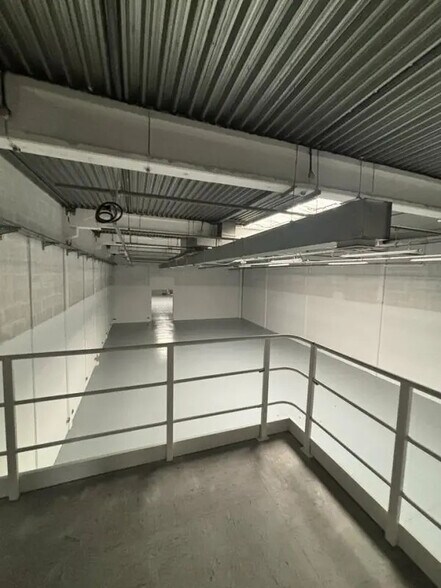 Flex in Éragny for lease - Interior Photo - Image 3 of 7