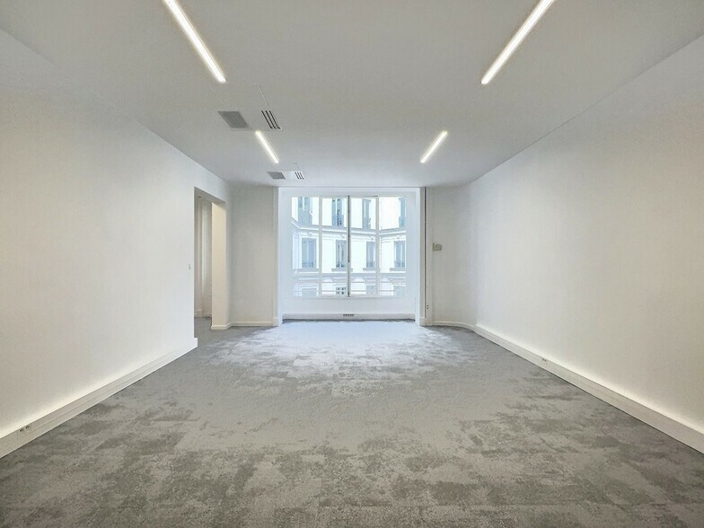 Office in Paris for lease - Interior Photo - Image 3 of 12