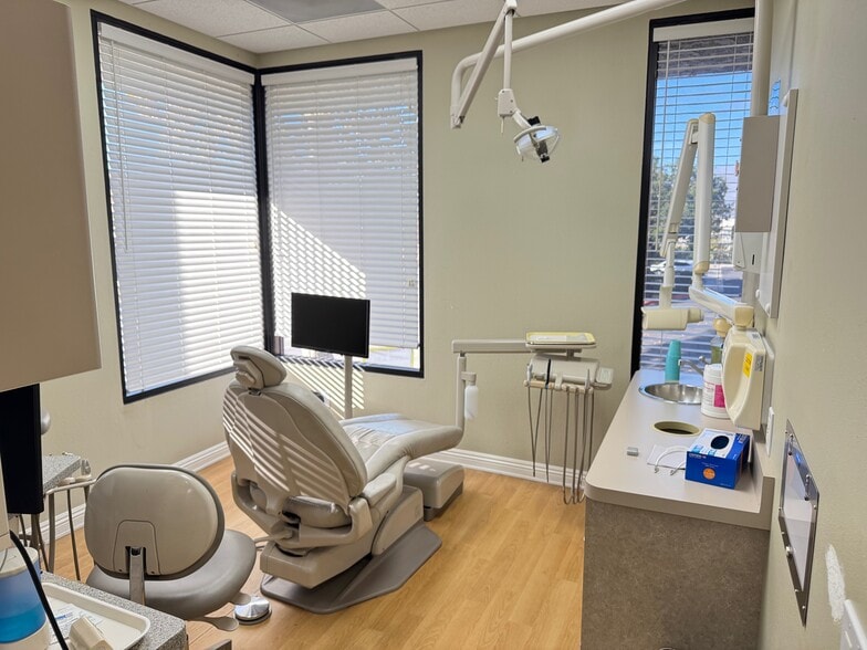 1655 Thousand Oaks Blvd, Thousand Oaks, CA for lease - Building Photo - Image 2 of 9