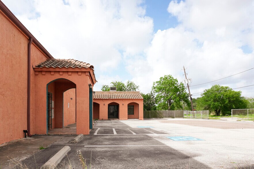 3825 Agnes St, Corpus Christi, TX for sale - Building Photo - Image 2 of 7