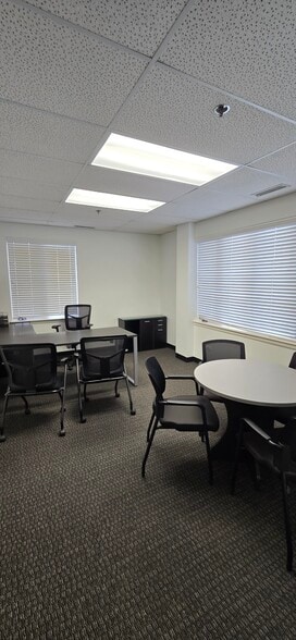 271-285 E Helen Rd, Palatine, IL for lease - Building Photo - Image 3 of 13