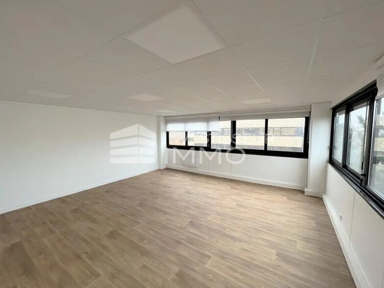 Office in Courbevoie for sale - Interior Photo - Image 2 of 6