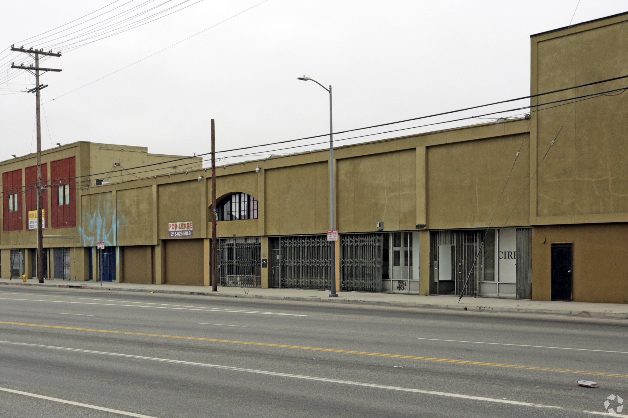 2015-2021 S Santa Fe Ave, Los Angeles, CA à louer Photo principale- Image 1 de 8