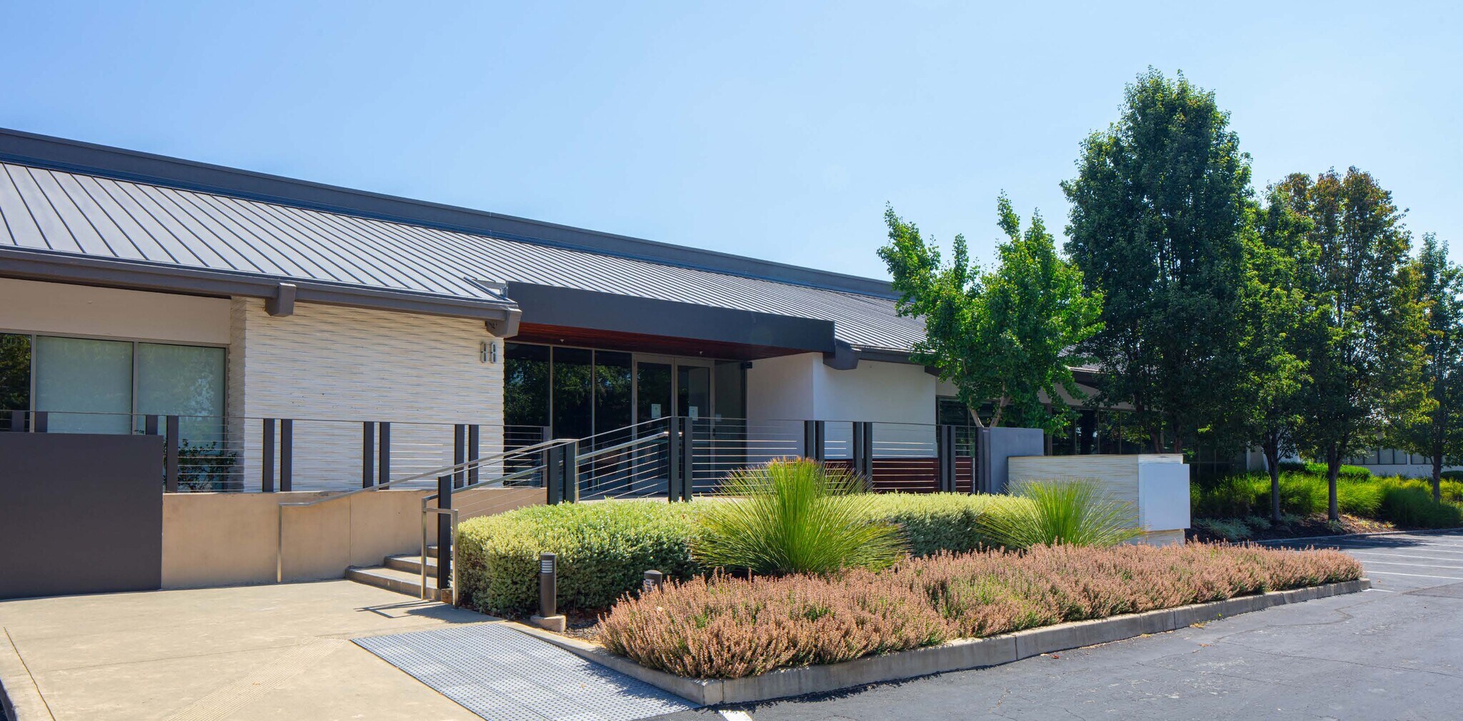 88 W Plumeria Dr, San Jose, CA à louer Photo du bâtiment- Image 1 de 8