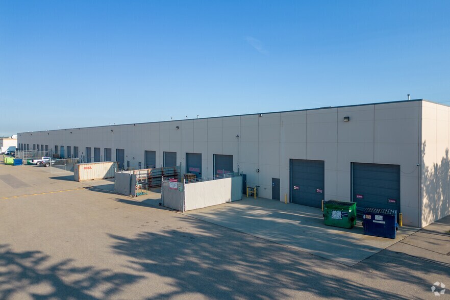 1655-1695 32nd Ave NE, Calgary, AB à louer - Photo du bâtiment - Image 2 de 5
