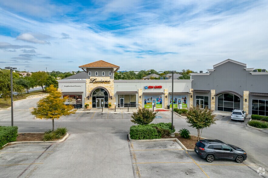 15614 Huebner Rd, San Antonio, TX à louer - Photo du bâtiment - Image 3 de 7