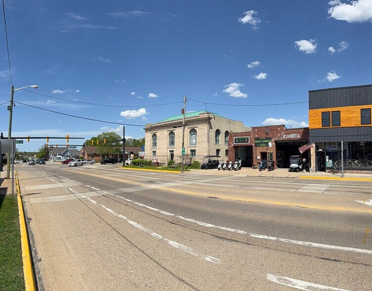 311 Broadway St, South Haven, MI for sale - Building Photo - Image 2 of 16