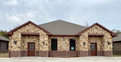 2366-2372 S Uecker Ln, Lewisville, TX for lease Building Photo- Image 2 of 6