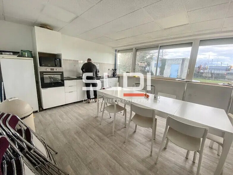 Flex in Chassieu for lease - Interior Photo - Image 2 of 7