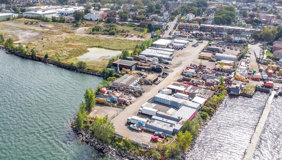 15117 6th Rd, Whitestone, NY à vendre - Photo du bâtiment - Image 2 de 4