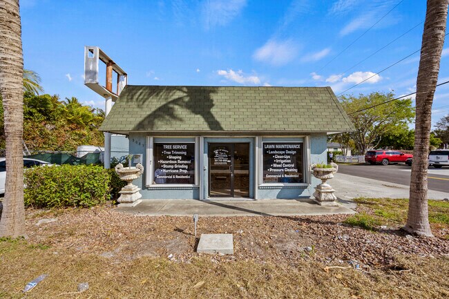 Plus de détails pour 3085 2nd Ave N, Palm Springs, FL - Commerce de détail à vendre