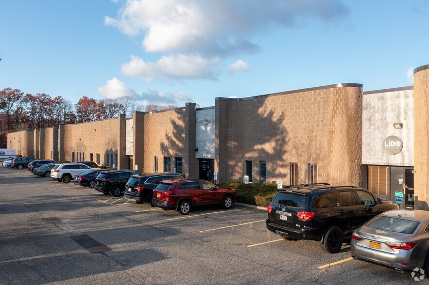 400 Oser Ave, Hauppauge, NY à louer - Photo du bâtiment - Image 2 de 12