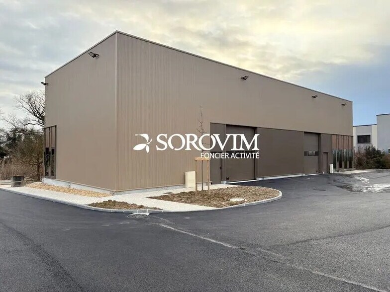 60 Chemin De La Petite Gare, Jons for lease - Building Photo - Image 3 of 8
