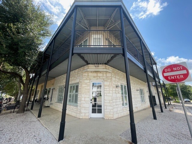 979 N Academy Ave, New Braunfels, TX à louer - Photo du bâtiment - Image 3 de 8