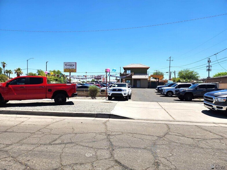 877 W 8th St, Yuma, AZ à vendre - Photo du bâtiment - Image 2 de 27