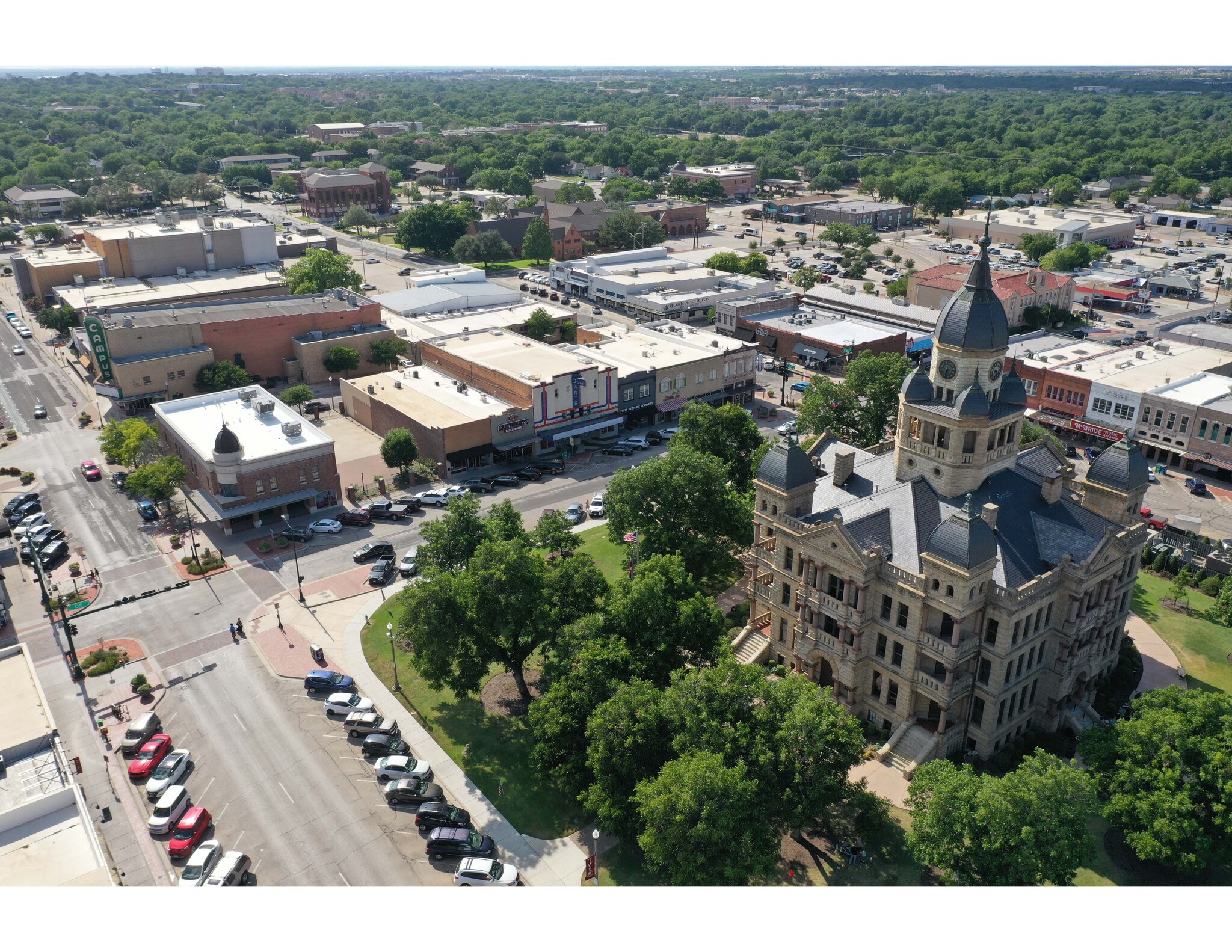 116 W Oak St, Denton, TX à louer Photo du b timent- Image 1 de 4