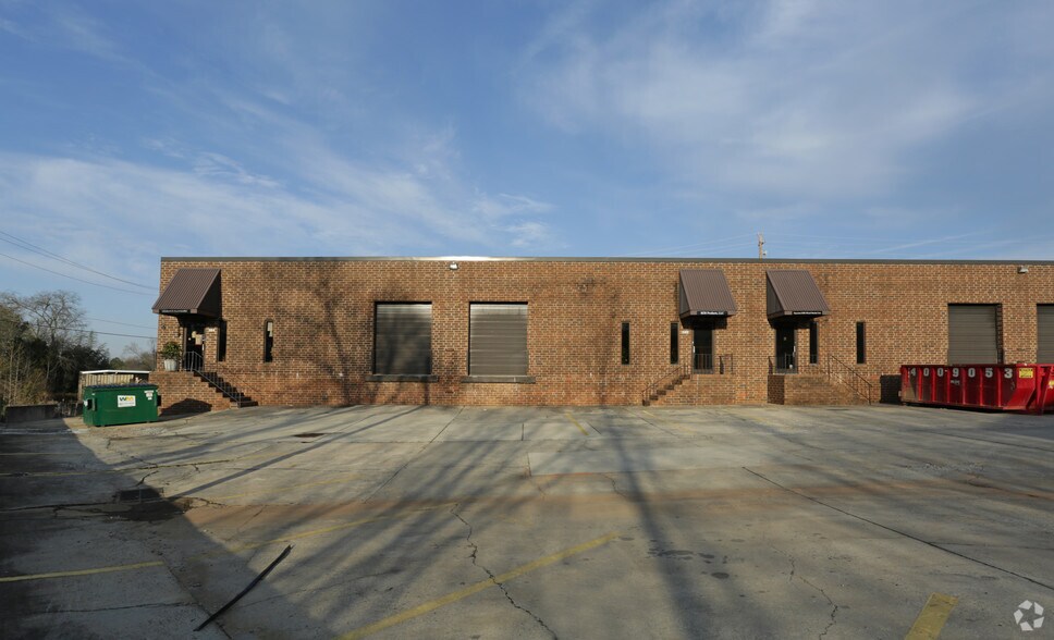 584-594 Griffith Rd, Charlotte, NC à louer - Photo du bâtiment - Image 2 de 4