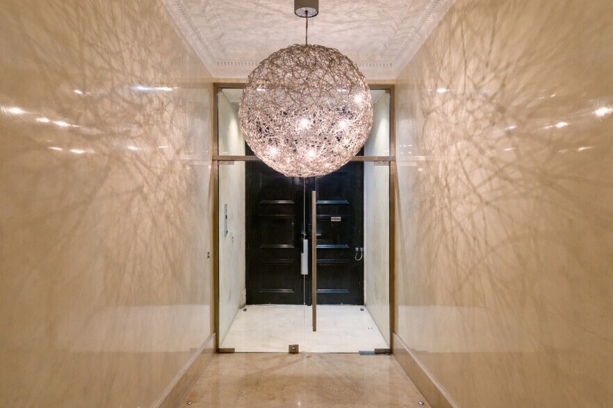 8 Rue Des Capucines, Paris à louer - Photo du bâtiment - Image 2 de 8