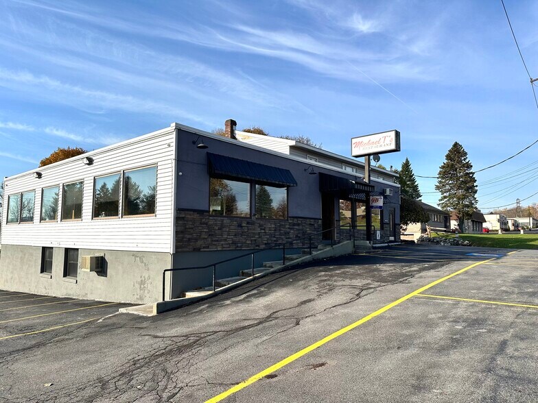 8390 Seneca Tpke, New Hartford, NY à vendre - Photo du bâtiment - Image 2 de 27