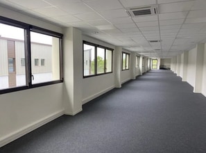 Office in Osny for lease Interior Photo- Image 2 of 6