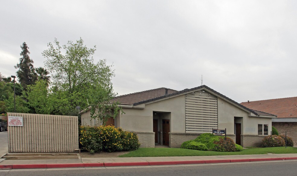 567 W Putnam Ave, Porterville, CA à louer - Photo du bâtiment - Image 2 de 8