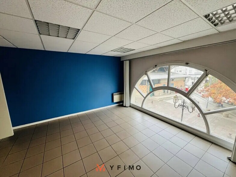 Office in Poissy for lease - Interior Photo - Image 2 of 4