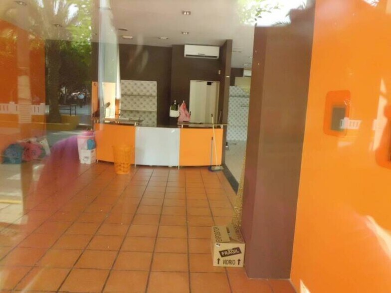 Commerce de détail dans El Ejido, Almería à louer - Photo du bâtiment - Image 3 de 4