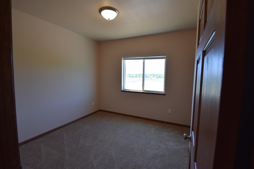 2040 Prairie Rose Dr, Mankato, MN for sale - Interior Photo - Image 2 of 13