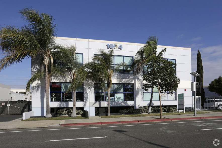 1954 Placentia Ave, Costa Mesa, CA for lease - Building Photo - Image 2 of 6
