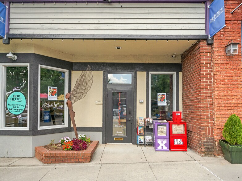 125 S Main St, Hendersonville, NC à vendre - Photo du bâtiment - Image 2 de 52