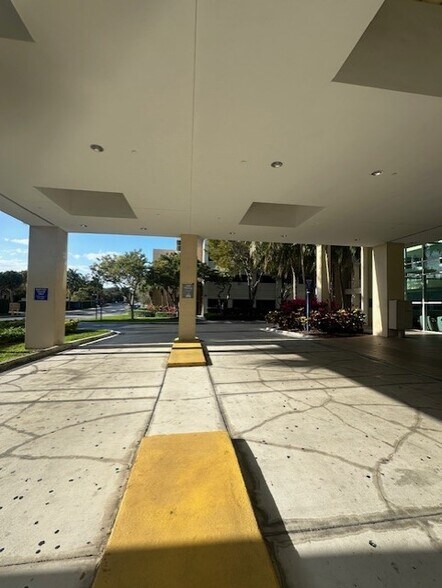 3641 S Miami Ave, Miami, FL à louer - Photo du bâtiment - Image 3 de 6