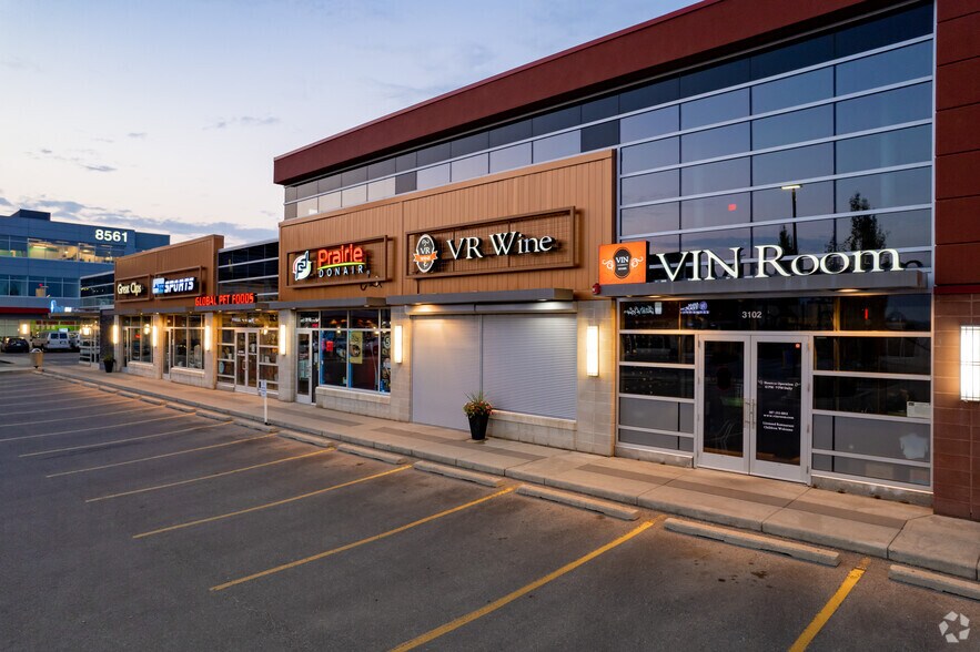 8561 8A Ave SW, Calgary, AB à vendre - Photo principale - Image 1 de 1