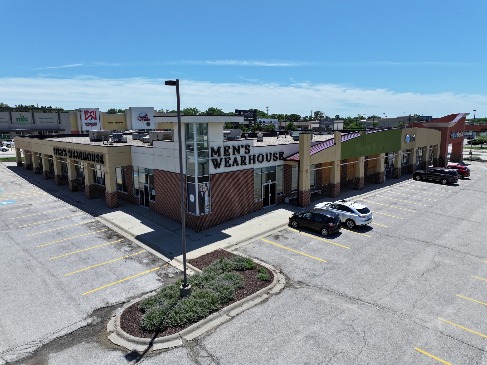 3205-3225 Oak View Dr, Omaha, NE for lease Building Photo- Image 1 of 16