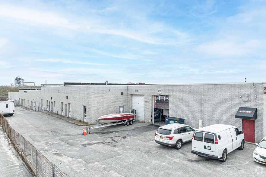 49 E Industry Ct, Deer Park, NY for lease - Building Photo - Image 2 of 3