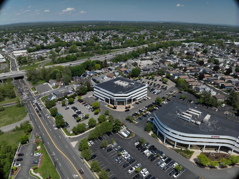 611 River Dr, Elmwood Park, NJ à vendre - Communauté Matterport - Image 3 de 34