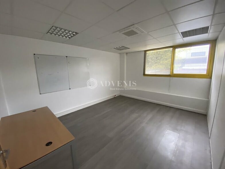 Flex in Buc for lease - Interior Photo - Image 3 of 6