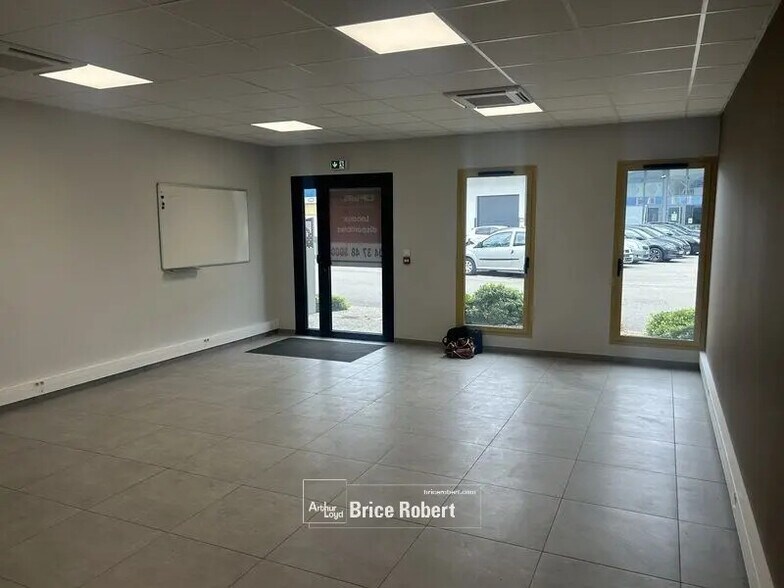 Bureau dans Saint-Bonnet-de-Mure à louer - Hall d’entrée - Image 2 de 7