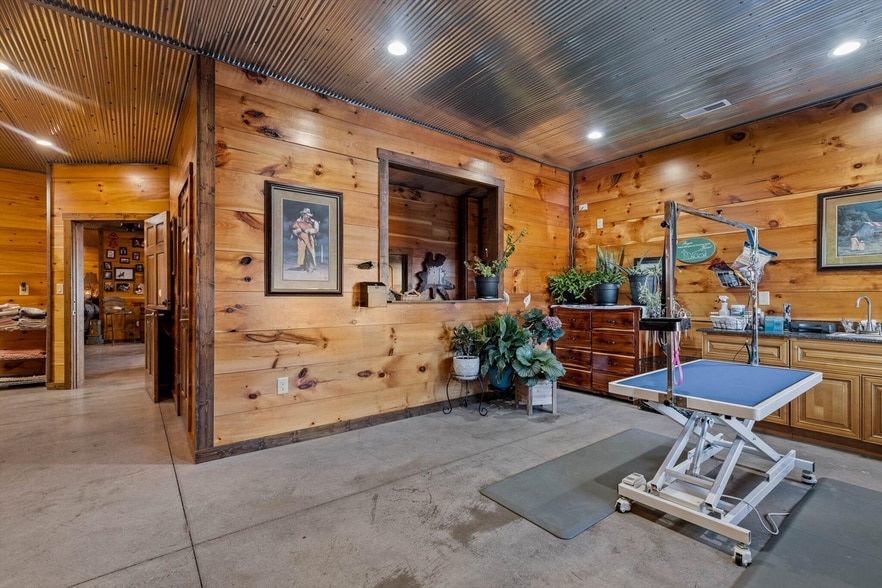 558 Lucky Rd, Seymour, MO for sale - Interior Photo - Image 3 of 45