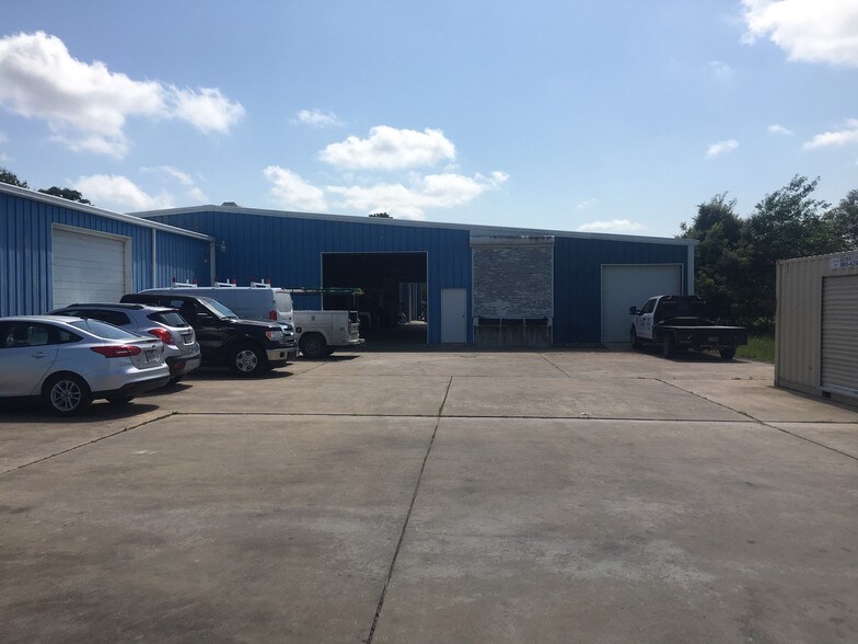 601 S Meadow Ln, El Campo, TX à louer - Photo du bâtiment - Image 2 de 19