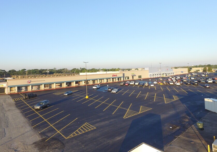 3719-3931 N Twin City Hwy, Port Arthur, TX à louer - Photo du bâtiment - Image 3 de 7