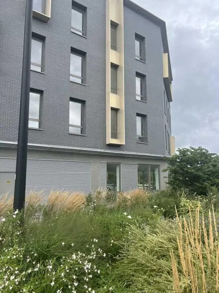 Office in Guyancourt for sale - Building Photo - Image 2 of 15