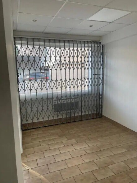 Flex in Saint-Laurent-du-Var for lease - Interior Photo - Image 1 of 6