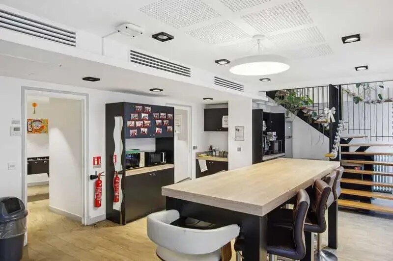 16 Place De La République, Paris à louer Photo intérieure- Image 1 de 13