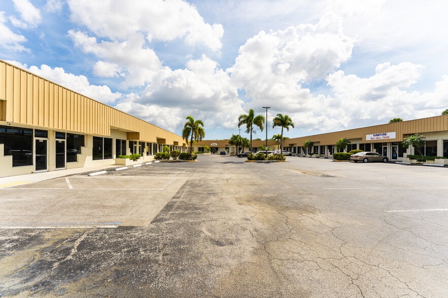 6758 N Military Trl, West Palm Beach, FL à louer - Photo du bâtiment - Image 2 de 17