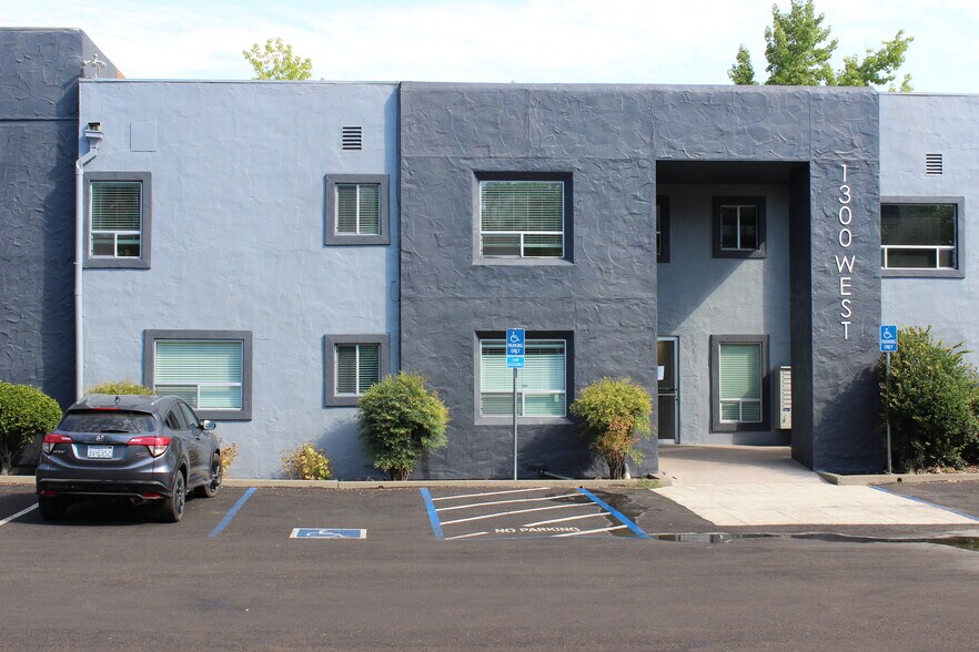1300 West St, Redding, CA à louer - Photo du bâtiment - Image 3 de 28