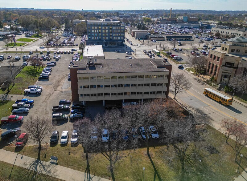 300 3rd Ave SE, Rochester, MN à vendre - Photo du bâtiment - Image 3 de 146